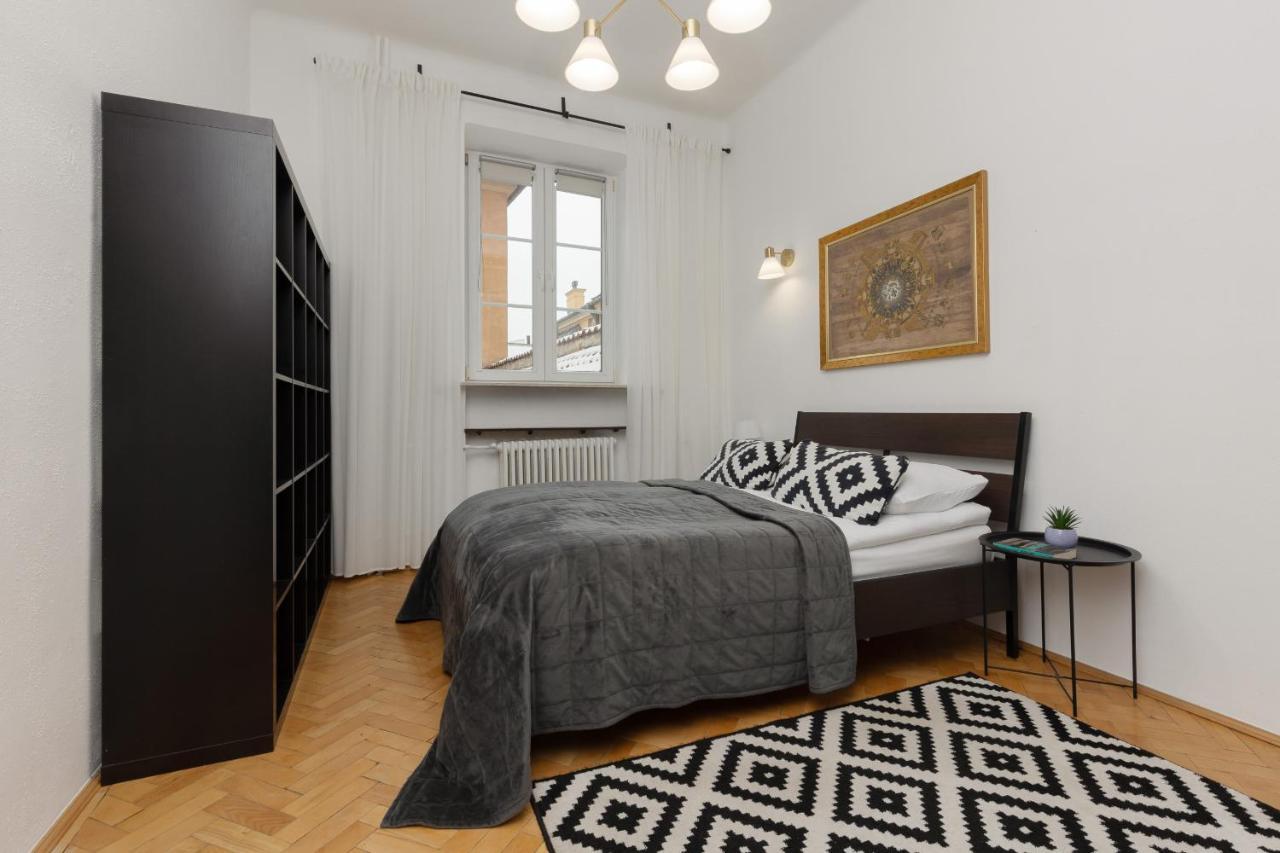 One Bedroom Next To The Royal Castle In By Renters Apartment