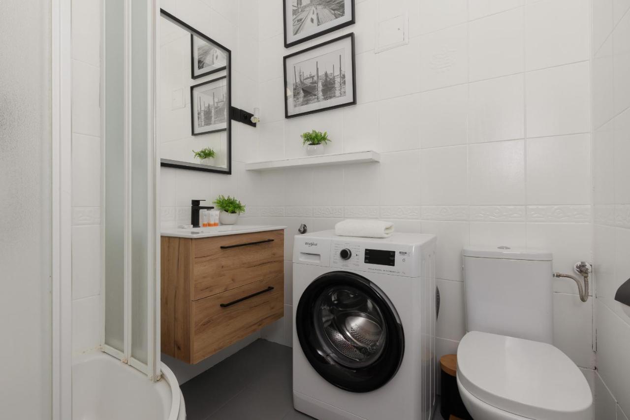 One Bedroom Next To The Royal Castle In By Renters Apartment *