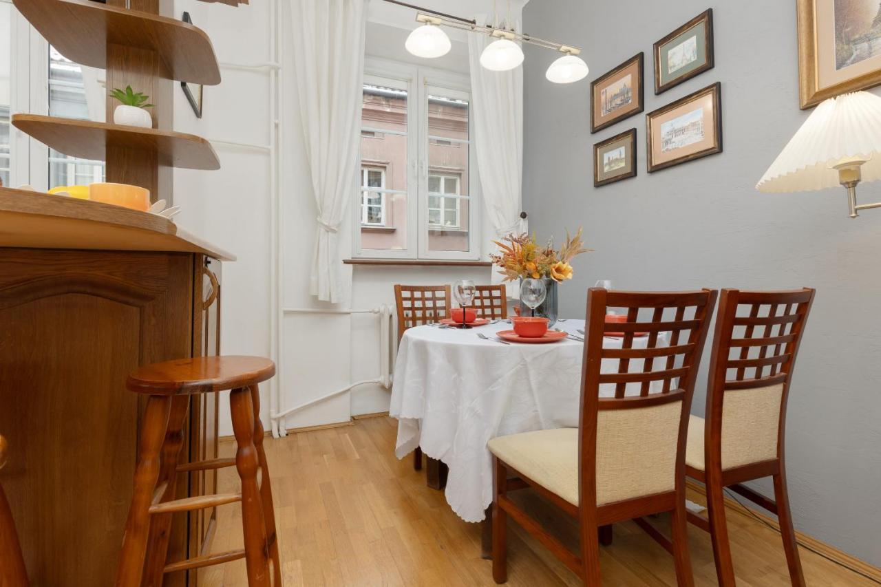 One Bedroom Next To The Royal Castle In By Renters Apartment *